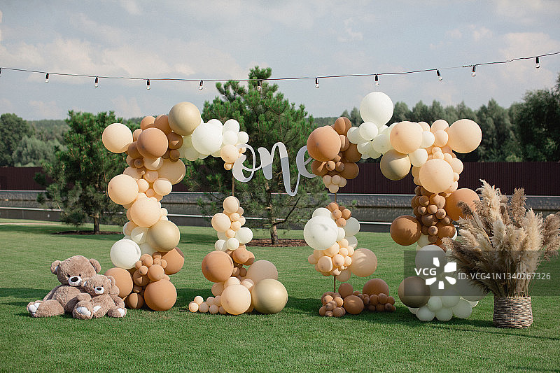 用气球、干植物和玩具制成的户外装饰图片素材