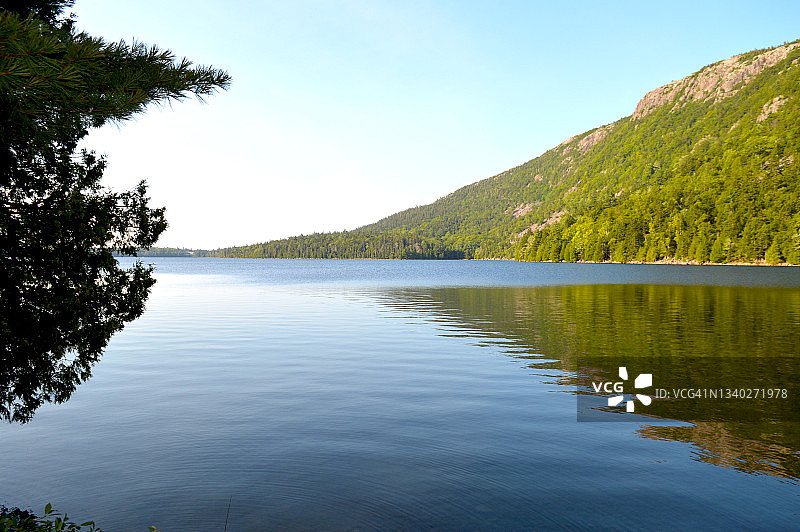 缅因州阿卡迪亚国家公园沙漠山岛乔丹池塘图片素材