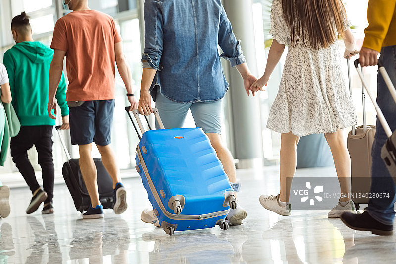 在机场携带行李的乘客图片素材
