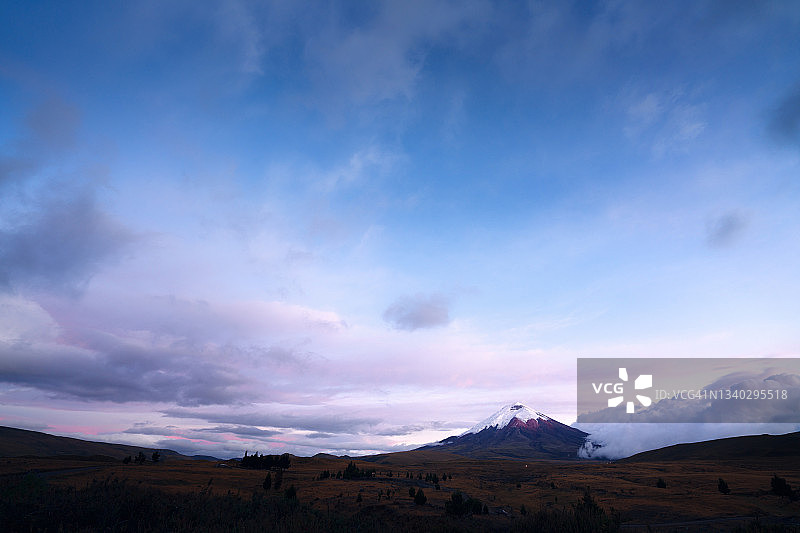 科托帕希火山日落图片素材
