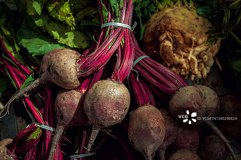 农贸市场上的带叶红色甜菜根图片素材