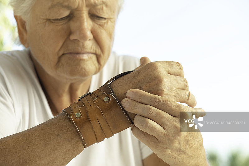 年长的女人感到疼痛图片素材