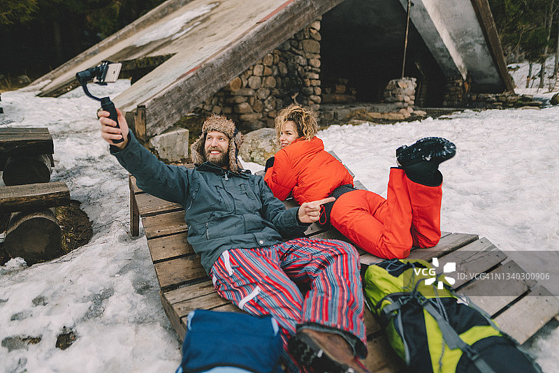 情侣在山中徒步并录制视频博客图片素材