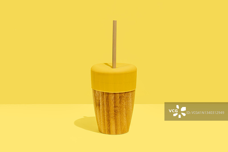 黄色背景上的生态可重复使用竹杯图片素材