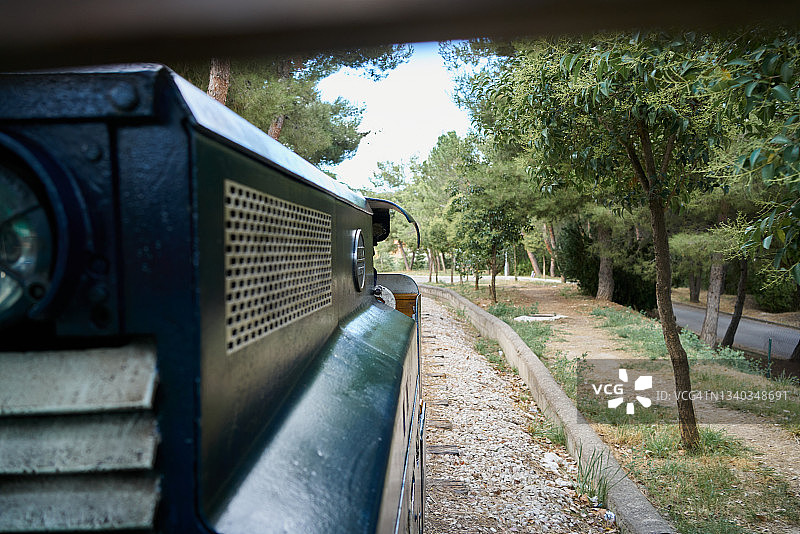 火车在轨道上行驶的动态视图特写图片素材