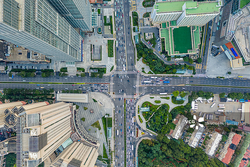 中国山东省青岛市十字路口的无人机航拍交通图片素材