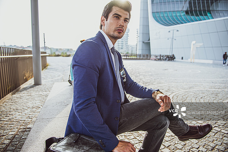 穿着全套西装的英俊年轻人肖像图片素材