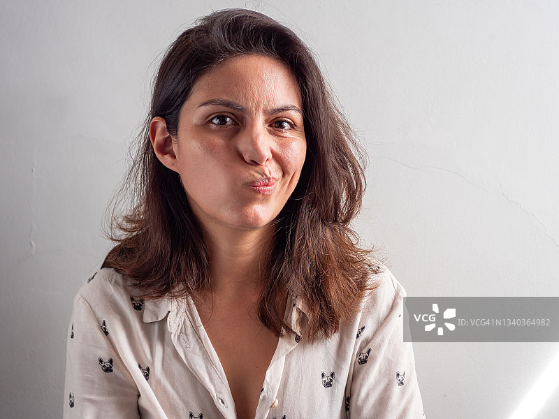 对决定犹豫不决的秘鲁棕发女人图片素材