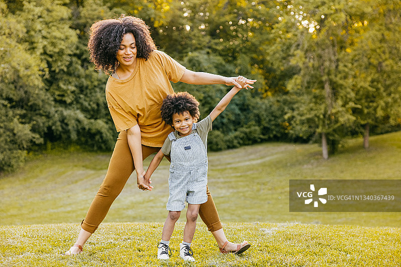 培养孩子善良品格的社交和情感技能图片素材