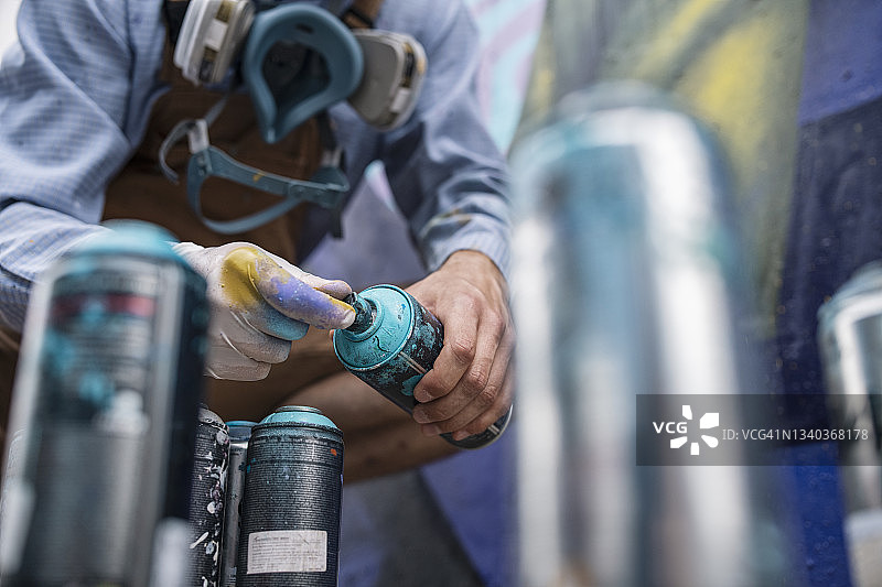 拿起喷漆瓶的涂鸦艺术家图片素材