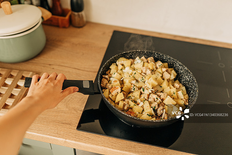 铸铁锅乡村风味土豆图片素材