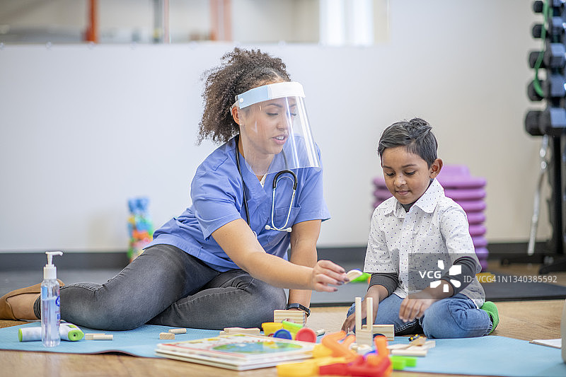 年轻混血男患者的治疗游戏图片素材