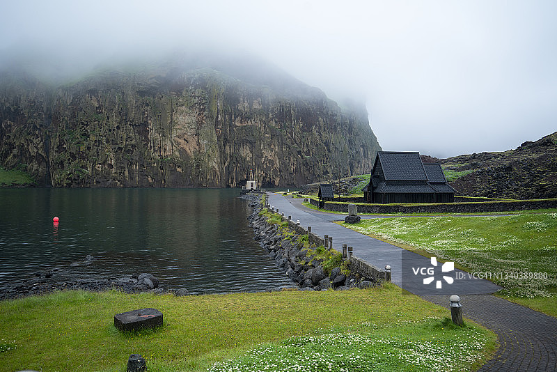 冰岛西人群岛港口入口处的黑色老木教堂图片素材