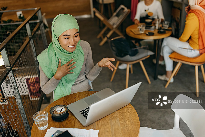 现代穆斯林女人图片素材