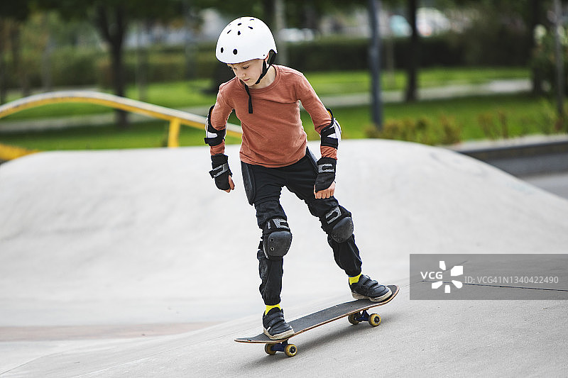 在公园里玩滑板的小男孩图片素材