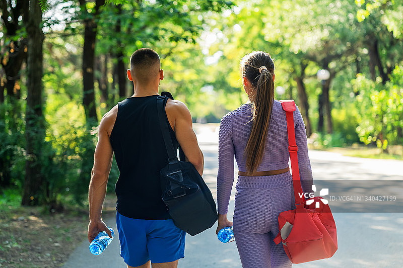 一对夫妇在公园里散步，致力于健身和彼此图片素材