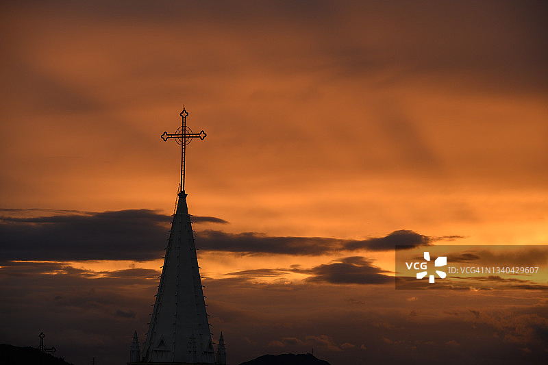 日落时分的教堂屋顶图片素材