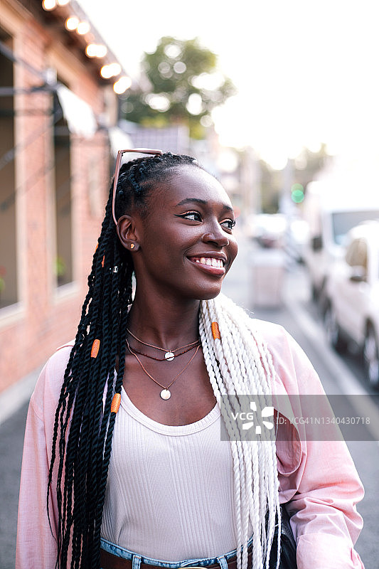 在城市中行走的年轻漂亮的非洲裔美国女人图片素材