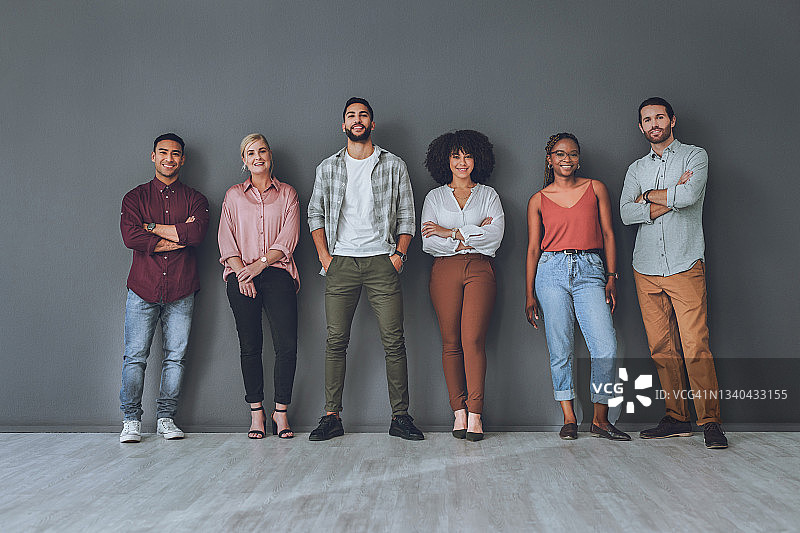 一群不同肤色的人站在一起的影棚肖像，灰色背景图片素材