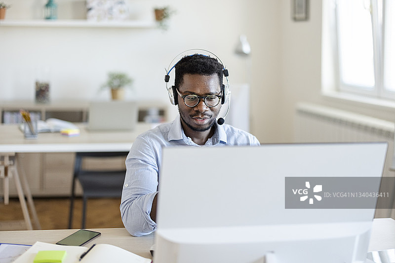 一个电话就能获得帮助图片素材