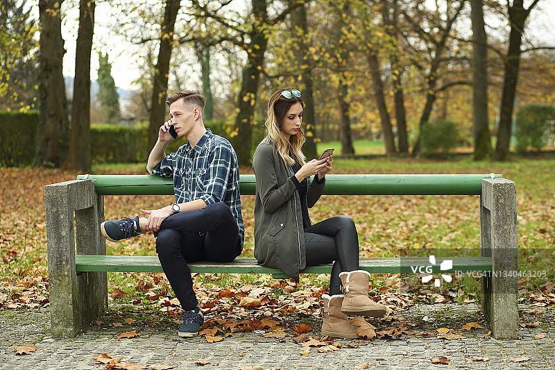 公园长椅上一对不悦的夫妇图片素材