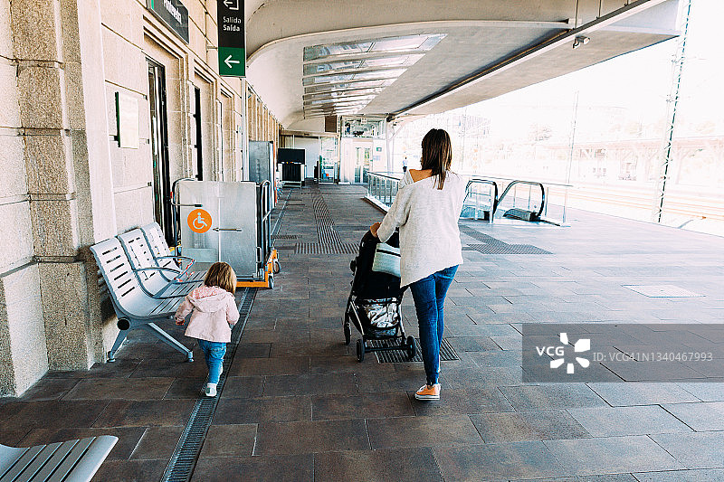 在火车站站台上行走的小女孩图片素材