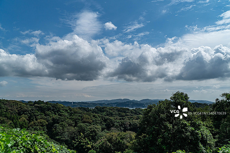 日本神奈川县森林、山脉和海滩上的夏日云彩图片素材