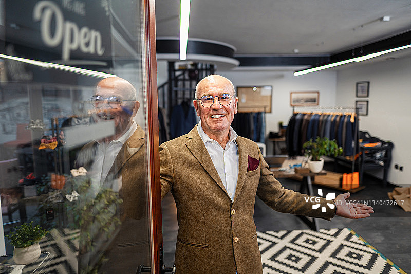 年长的男士们在男装店开门图片素材