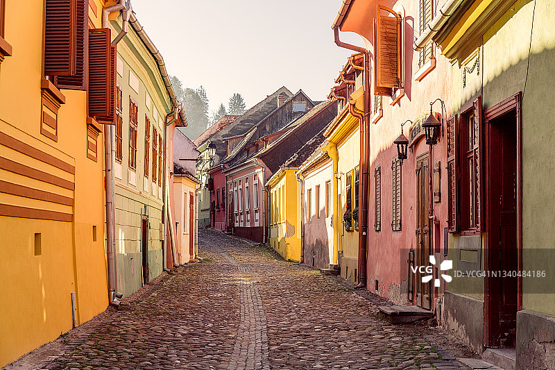 罗马尼亚锡吉什瓦拉中世纪老城的鹅卵石街道图片素材