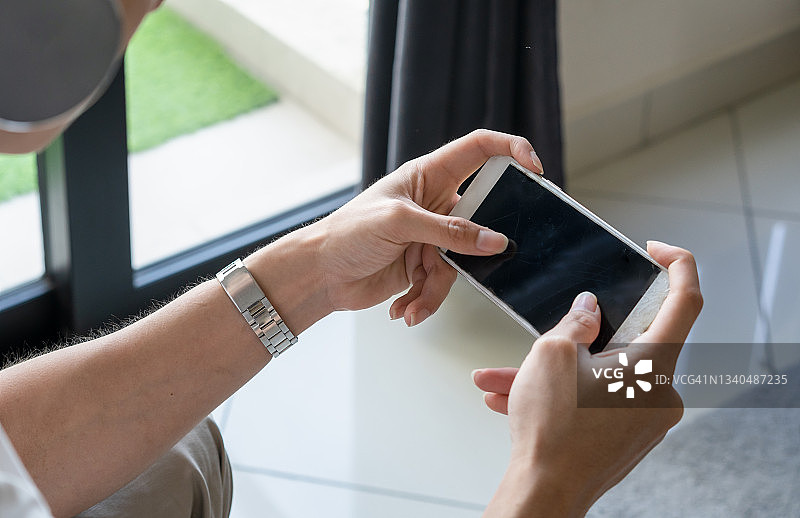 使用智能手机的手部特写图片素材