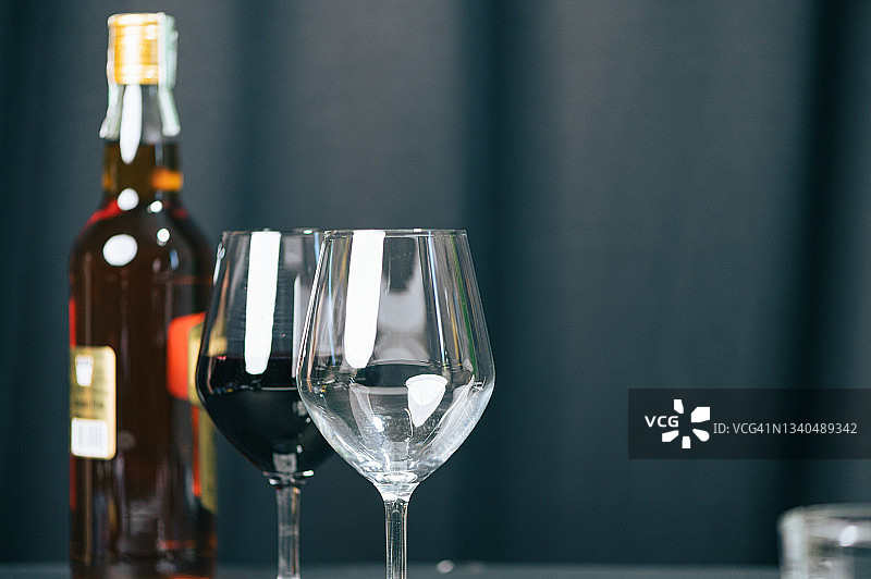 圣诞庆祝期间桌上的酒杯图片素材