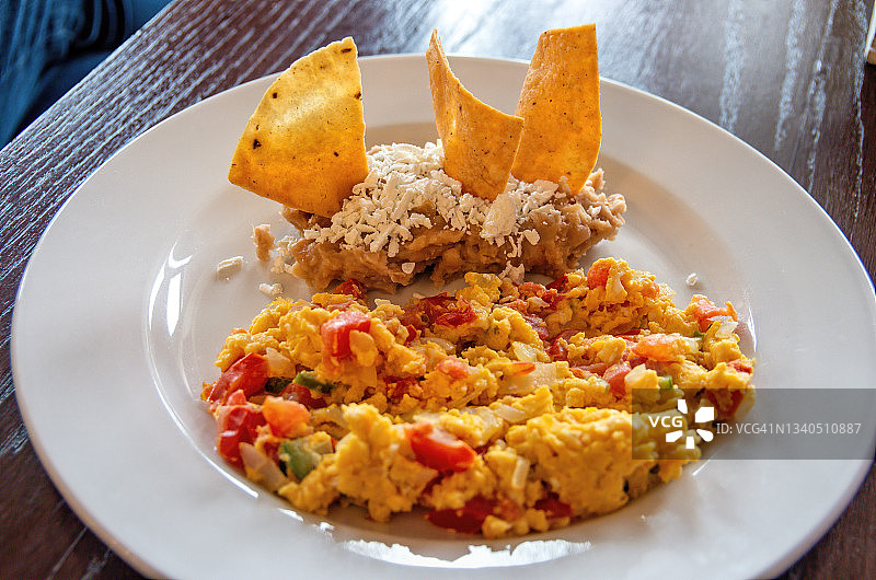 搭配炒豆泥和玉米片的牧场鸡蛋图片素材