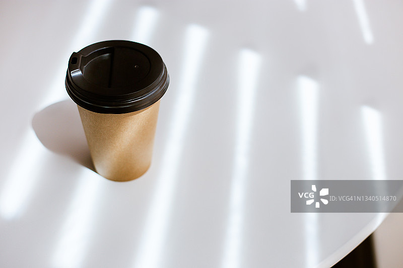 白色桌子上的咖啡杯图片素材