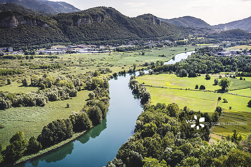 流经耕地的河流图片素材