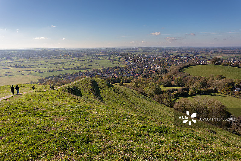 从格拉斯顿伯里托俯瞰格拉斯顿伯里和萨默塞特郡低地风光，英国图片素材