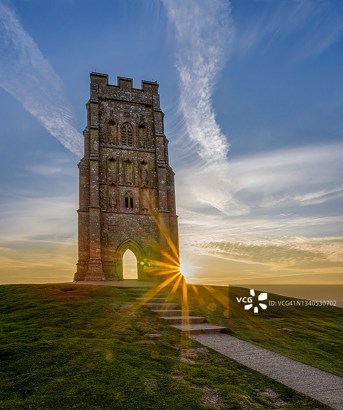 格拉斯顿伯里山丘日出图片素材