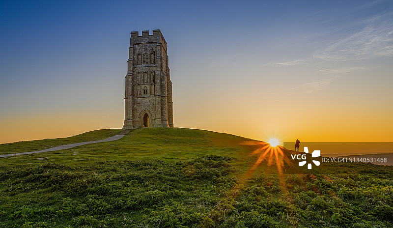 英国萨默塞特郡格拉斯顿伯里托尔日出图片素材