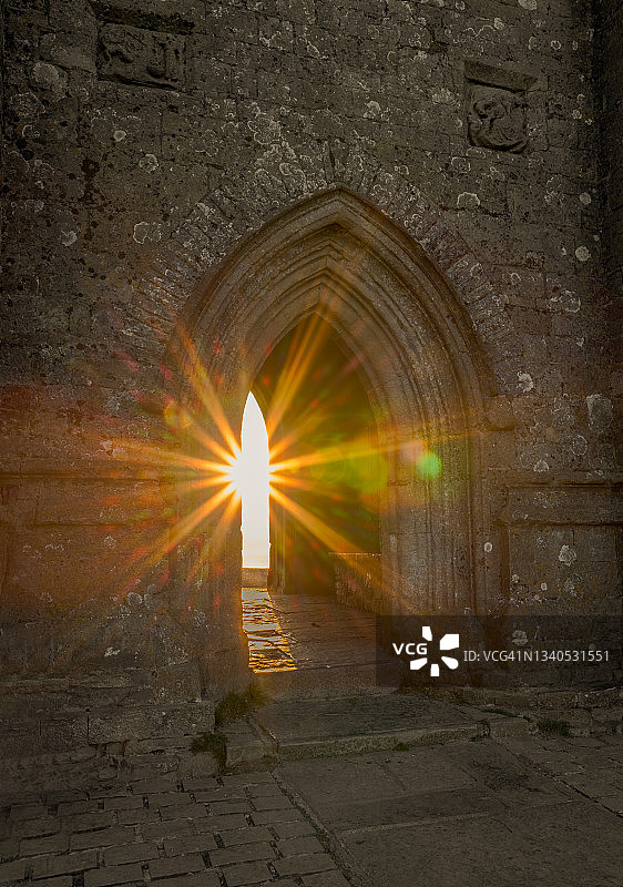 阳光穿透圣米迦勒教堂塔楼图片素材