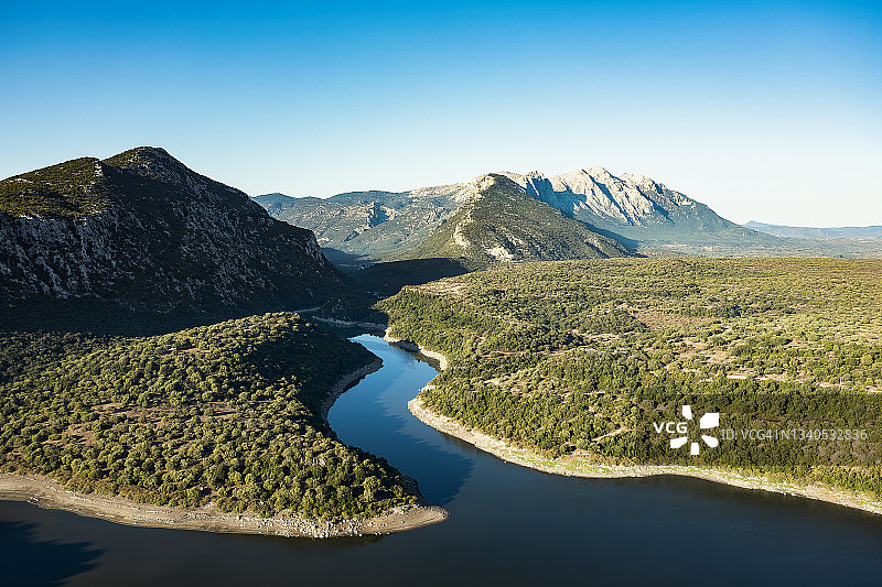 鸟瞰：意大利撒丁岛的塞德里诺湖和苏普拉蒙特山脉图片素材