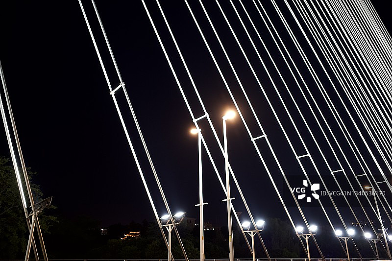 夜间斜拉桥上的路灯图片素材