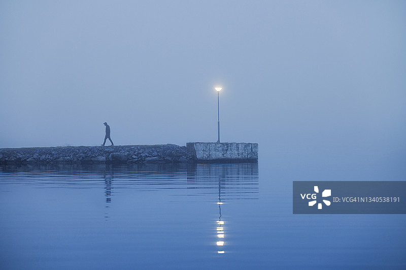 雾中码头图片素材