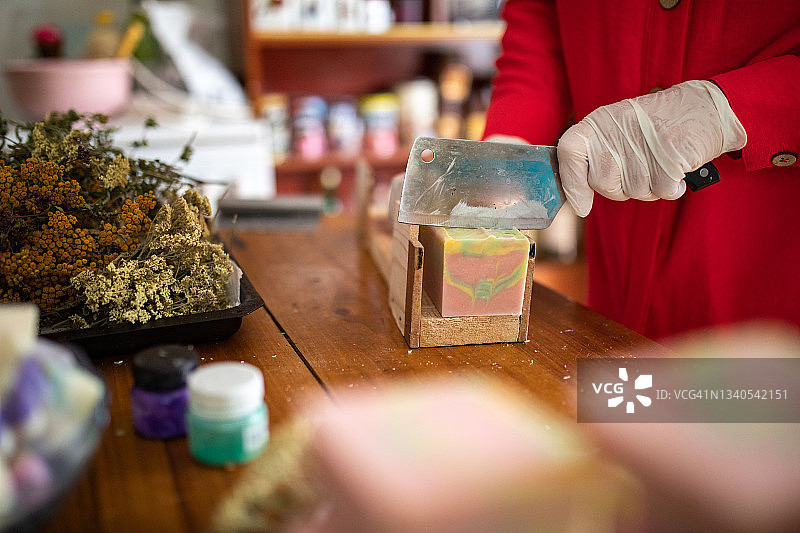 女子在家用天然油制作手工皂图片素材