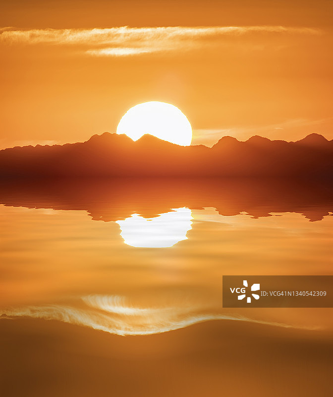 湖边群山剪影下的日落图片素材