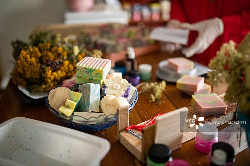 在家居工坊用天然油制作手工皂的过程图片素材