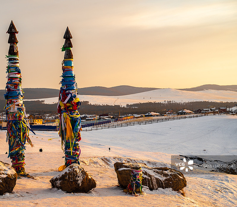 日落时分，俄罗斯贝加尔湖奥尔洪岛布尔汗角的萨满柱图片素材
