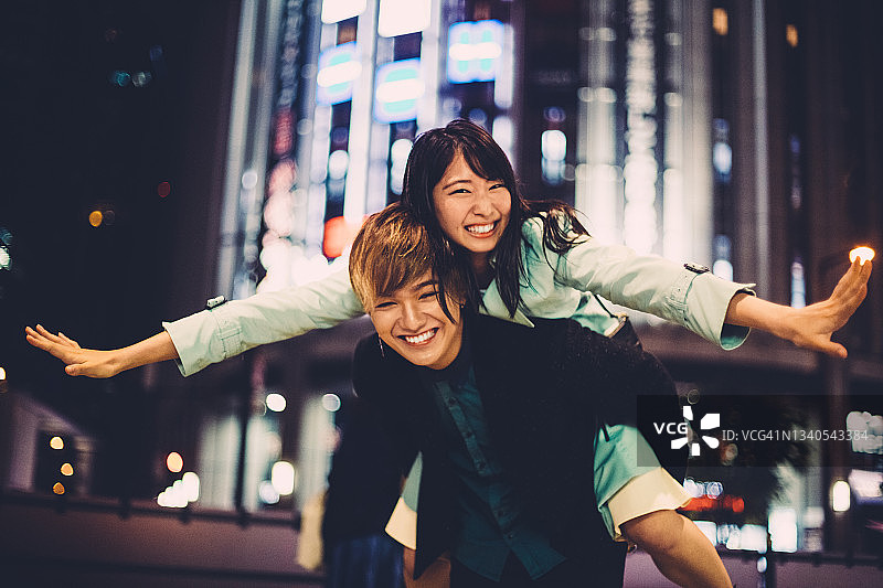 男人背着女孩图片素材