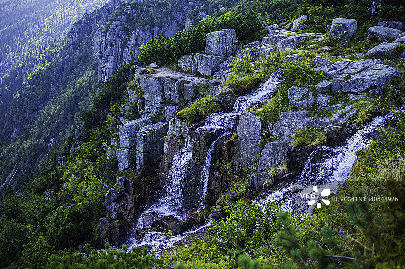 山间溪流瀑布（HDRi）图片素材