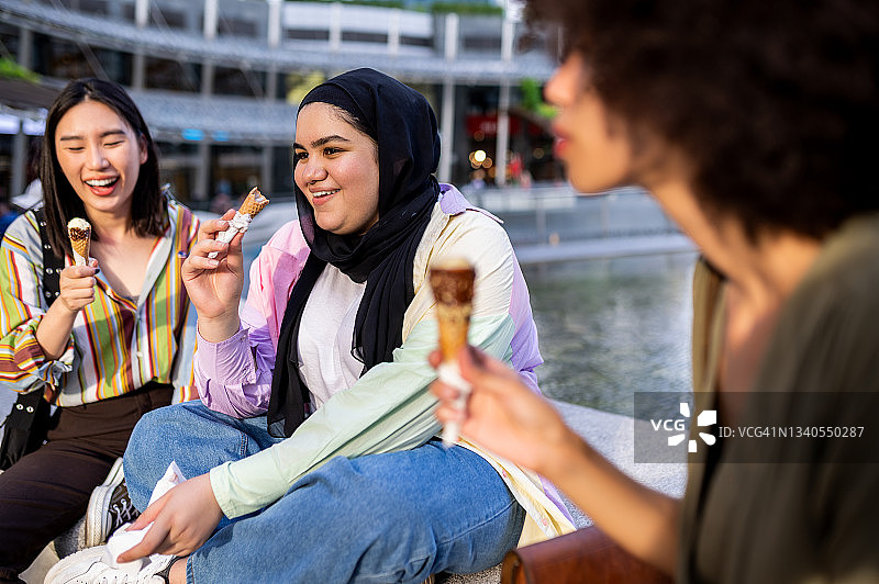 享受冰淇淋图片素材