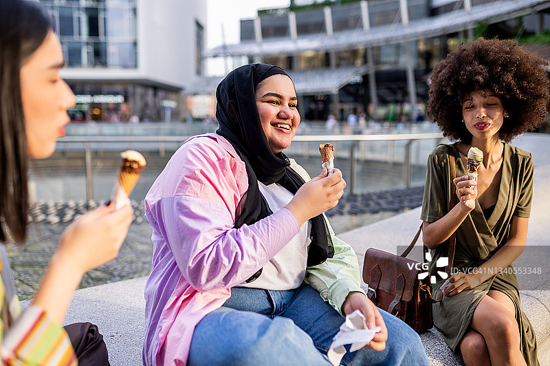 三个朋友在户外吃冰淇淋图片素材