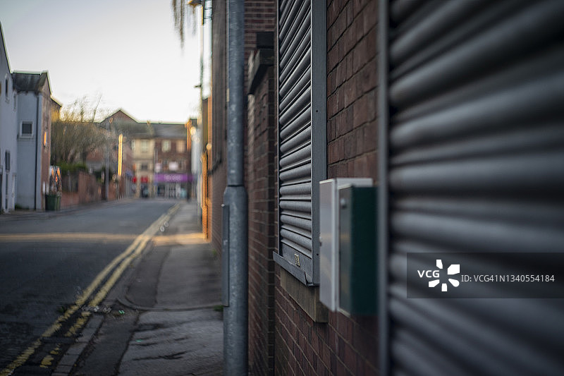 关闭的商店百叶窗，西约克郡卡斯尔福德图片素材